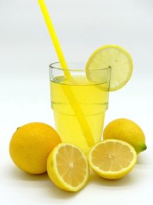 image of glass of lemonade with lemons